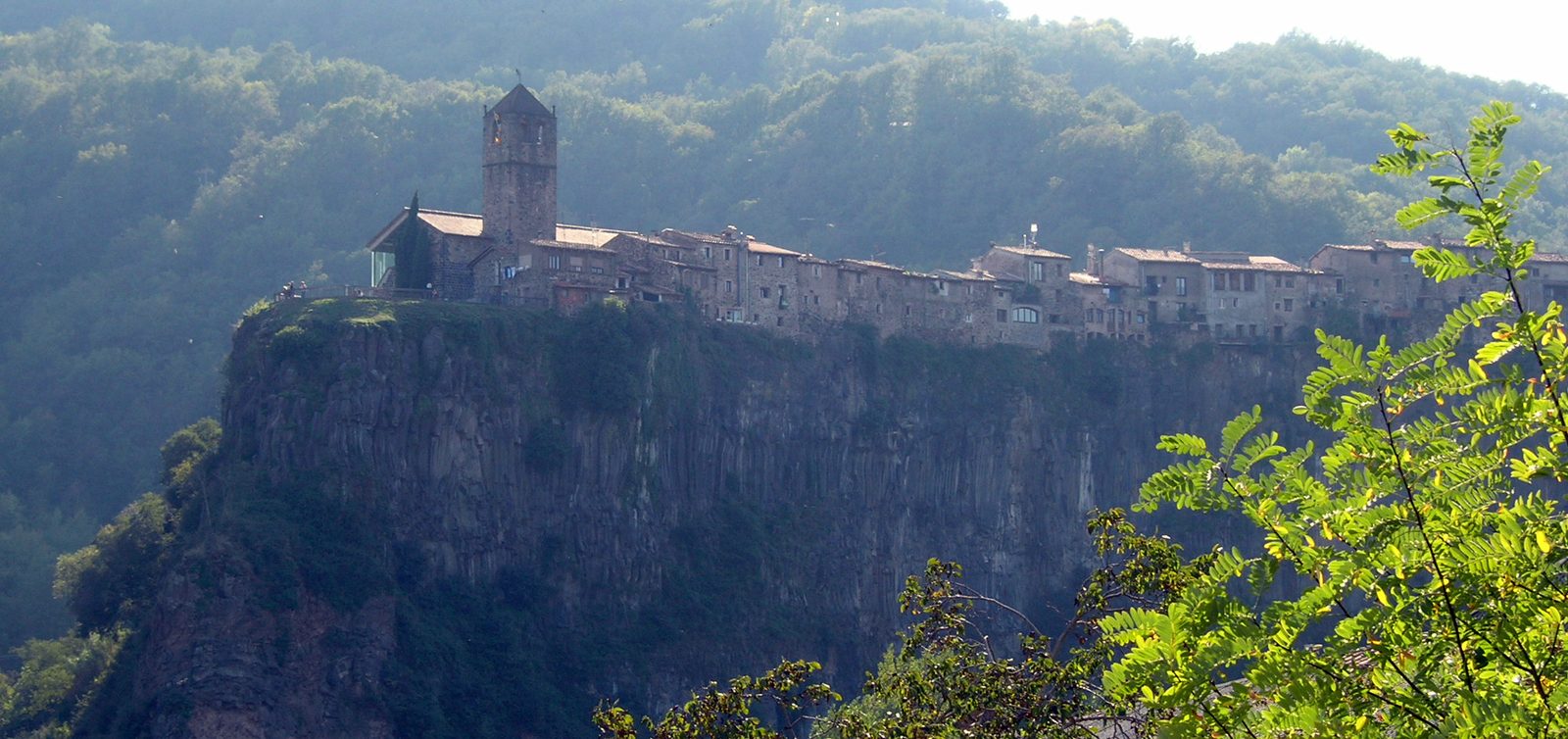 Castellfollit de la Roca sobre el acantilado basáltico
